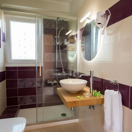 Willa Vicula Mauras *