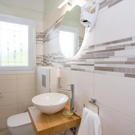 Willa Vicula Mauras *